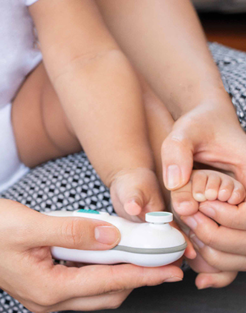 maman limant les ongles de son enfant